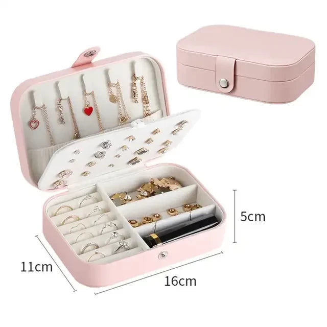 Boite a bijoux rose avec pleins de bijoux ranger et les dimensions