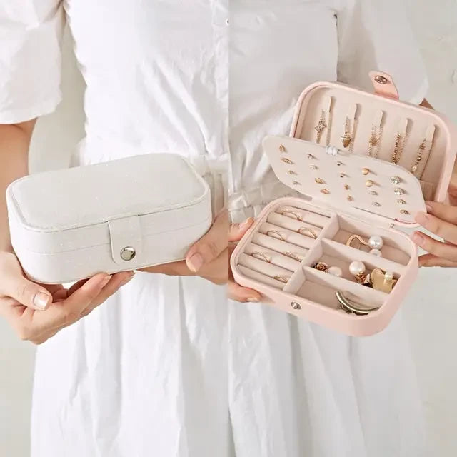 Boite a bijoux rose présenter ouverte et une blanche fermée