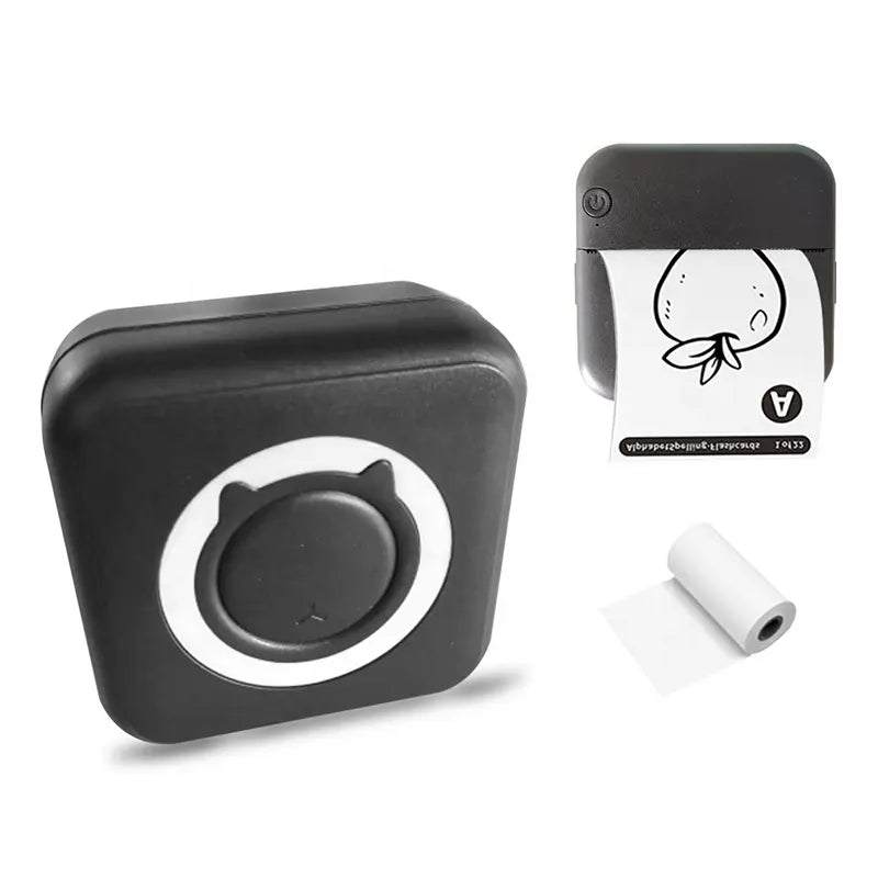 Mini imprimante thermique noire en train d'imprimer un autocollant représentant une pomme et la lettre A comme APPLE