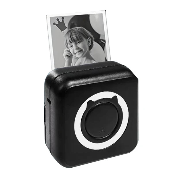 La mini imprimante thermique noire avec une photo en noir et blanc qui en sort. Cette imprimante n'imprime pas en couleurs, uniquement en noirs et blancs et niveau de gris