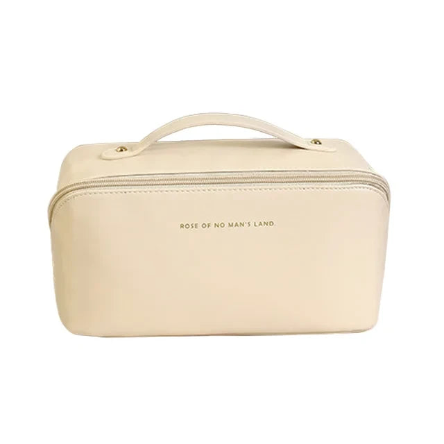 Trousse cosmétique beige fermée en gros plan sur fond blanc