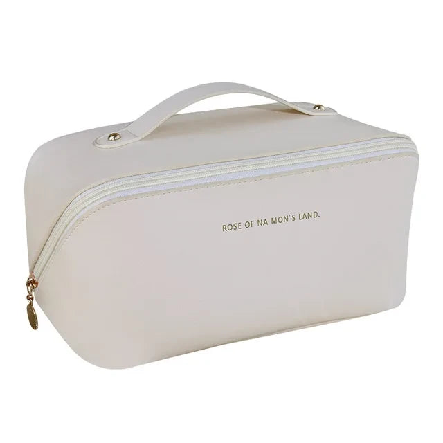 Trousse cosmétique de voyage. La blanche fermée en gros plan sur fond blanc
