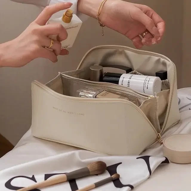 Trousse cosmétique de voyage. Démonstration d'une trousse blanche avec ses produits et une femme qui se parfume l'avant bras après avoir sortis le parfum de sa trousse