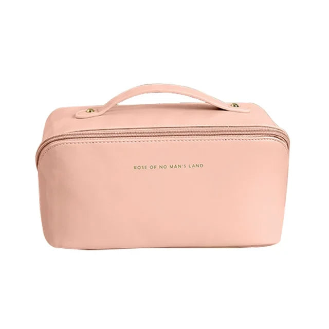 Trousse cosmétique de voyage. La rose fermée en gros plan sur fond blanc