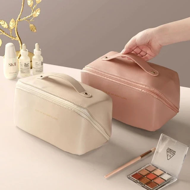 Trousse cosmétique portable de voyage. La blanche posée sur une coiffeuse et une dame pose la rose. Les deux sont fermées