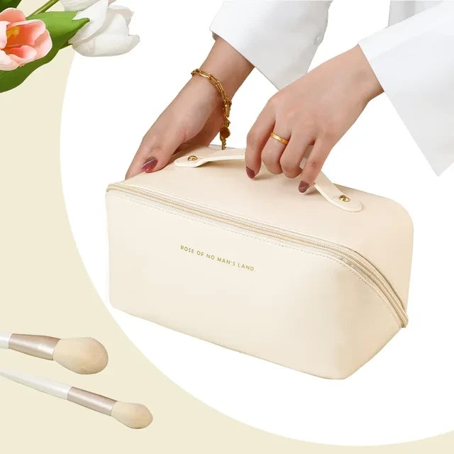 Trousse cosmétique blanche dans les mains d'une femme