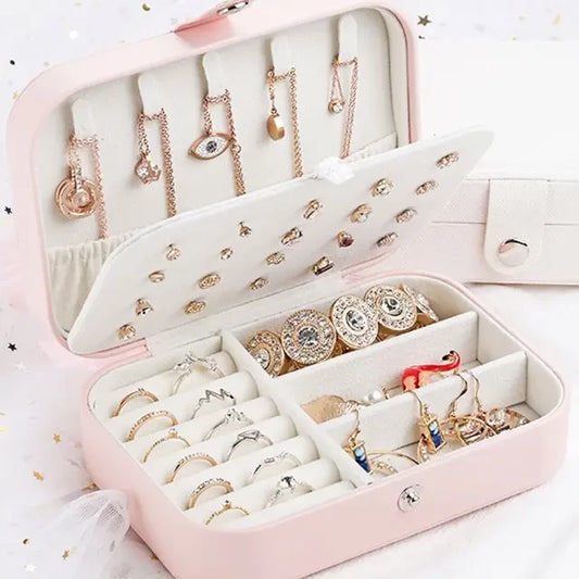Boite a bijoux rose avec pleins de bijoux ranger