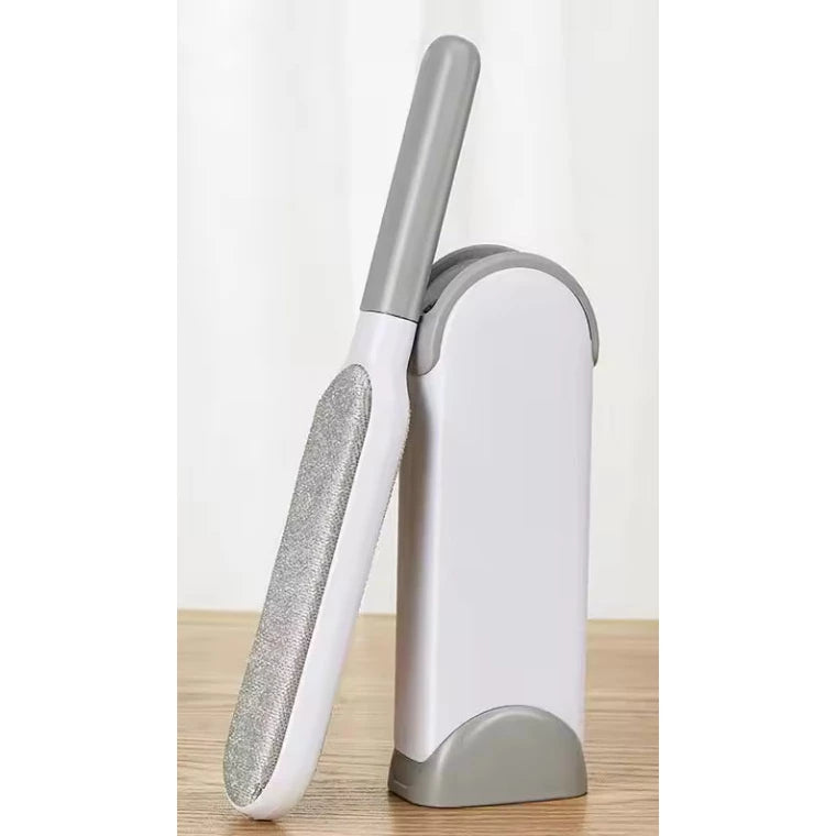 Brosse Ramasse Poils Electrostatique pour Vêtements poser a coté de son socle