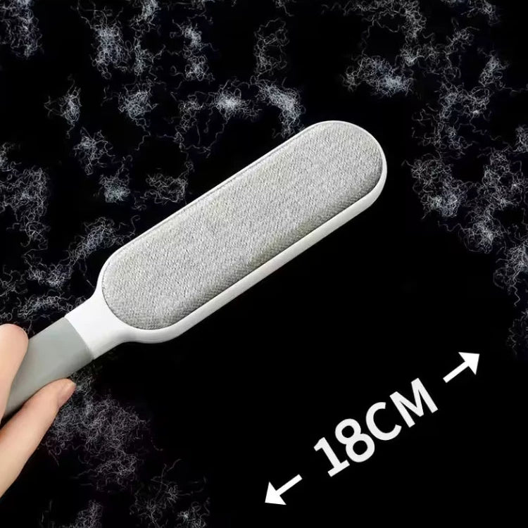 Brosse Ramasse Poils Electrostatique pour Habits. Démonstration en Gros Plan Sur Vêtement Noir. 18cm de Largeur de Ramassage