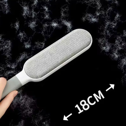Brosse Ramasse Poils Electrostatique pour Habits. Démonstration en Gros Plan Sur Vêtement Noir. 18cm de Largeur de Ramassage