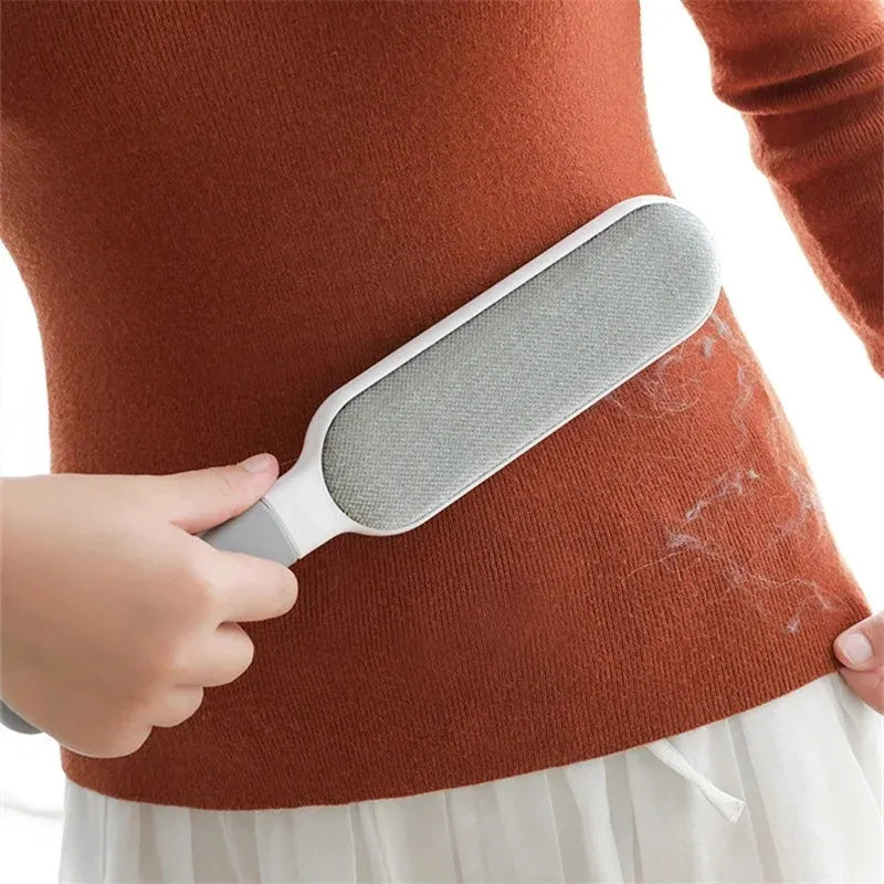 Brosse Ramasse Poils Electrostatique pour Pull. Démonstration sur un Pull Over