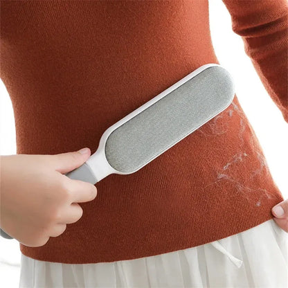 Brosse Ramasse Poils Electrostatique pour Pull. Démonstration sur un Pull Over