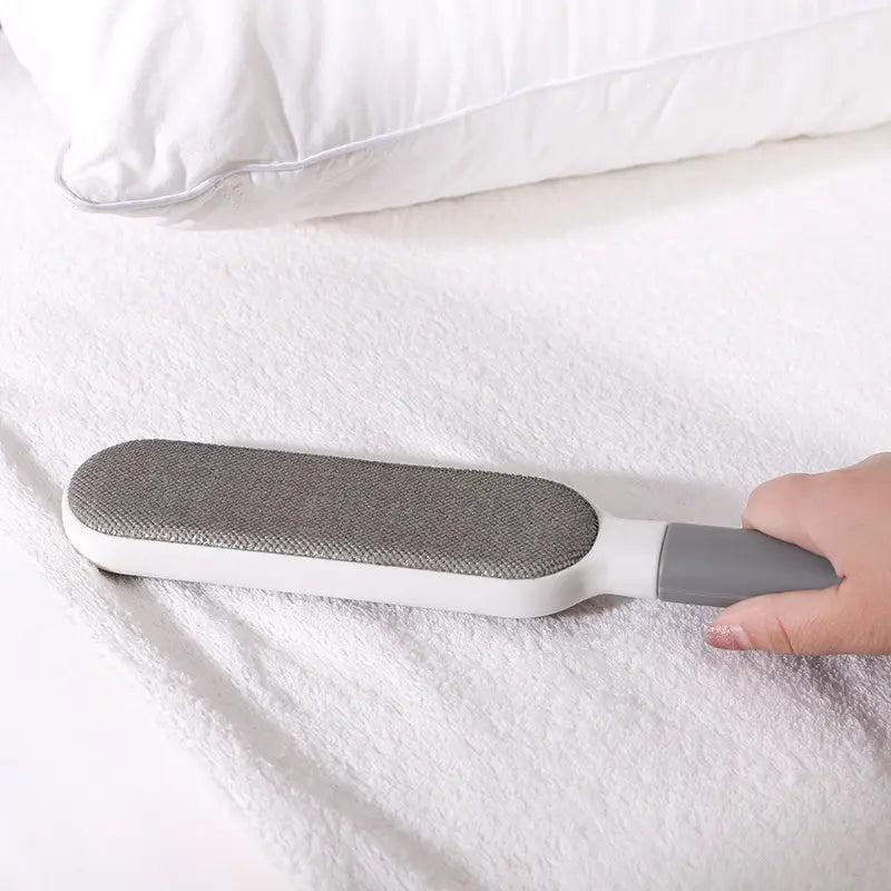 Brosse Ramasse Poils Electrostatique pour Literie. Démonstration sur Literie