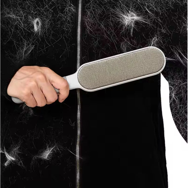 Brosse Ramasse Poils Electrostatique Démonstration Sur Une Veste Noire Pleine De Poils