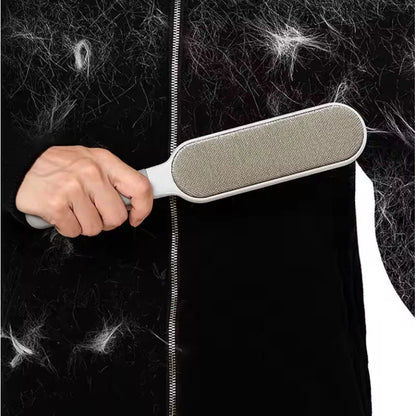 Brosse Ramasse Poils Electrostatique Démonstration Sur Une Veste Noire Pleine De Poils