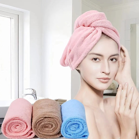 Serviette de séchage des cheveux. serviette rose sur cheveux d'une femme. Avec en plus une rose, une marron et une bleue pliées