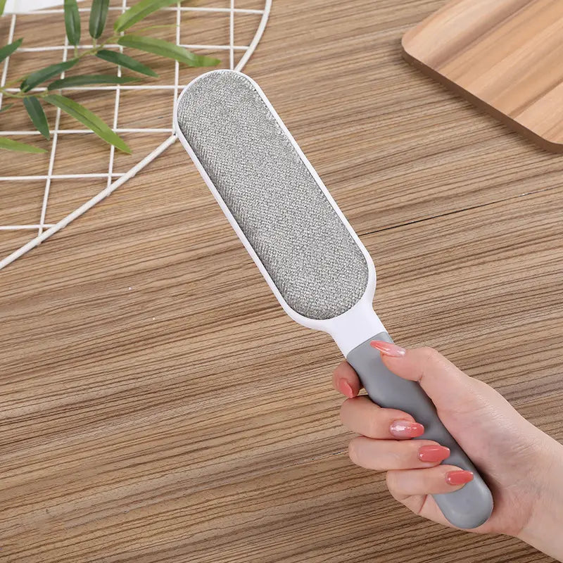 Brosse Ramasse Poils Electrostatique pour Pantalon. Démonstration Tenue en Main