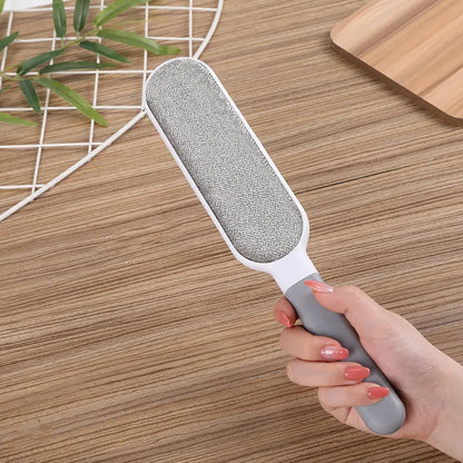 Brosse Ramasse Poils Electrostatique pour Pantalon. Démonstration Tenue en Main