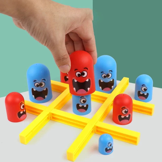 Jeu de morpion revisité. Jeu de morpions nouvelles génération. Une main fait une démonstration d'un grand rouge qui mange un petit bleu