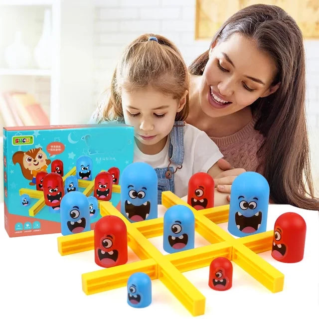 Jeu de morpion revisité. Jeu de morpions amélioré. Mère qui y joue avec sa fille