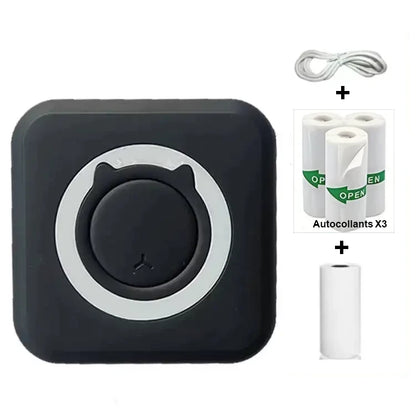 La mini imprimante thermique noire avec le câble, les 3 rouleaux autocollants et le rouleau de papier simple, le tout fourni