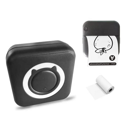 Mini imprimante thermique noire en train d'imprimer un autocollant représentant une pomme et la lettre A comme APPLE
