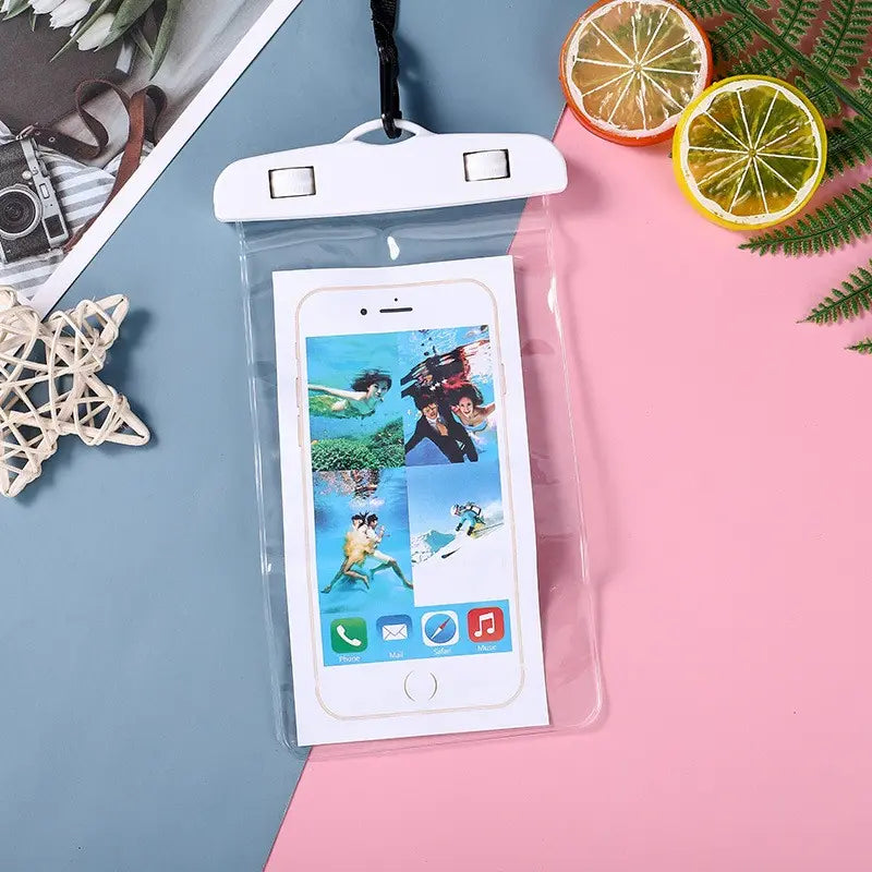 Pochette étanche blanche pour smartphone. Transparente, baignez vous avec votre GSM, téléphone, smartphone. L'image c'est la pochette poser sur un décors de vacances