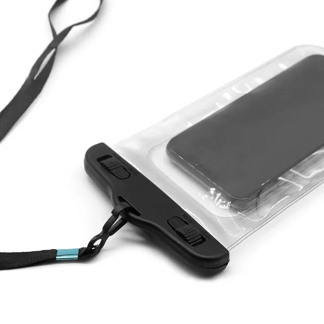 Pochette étanche noire pour smartphone. Transparente, baignez vous avec votre GSM. Présentée de dos avec un smartphone Samsung noir a l'intérieur. On voit bien la cordelette pour la porter au cou