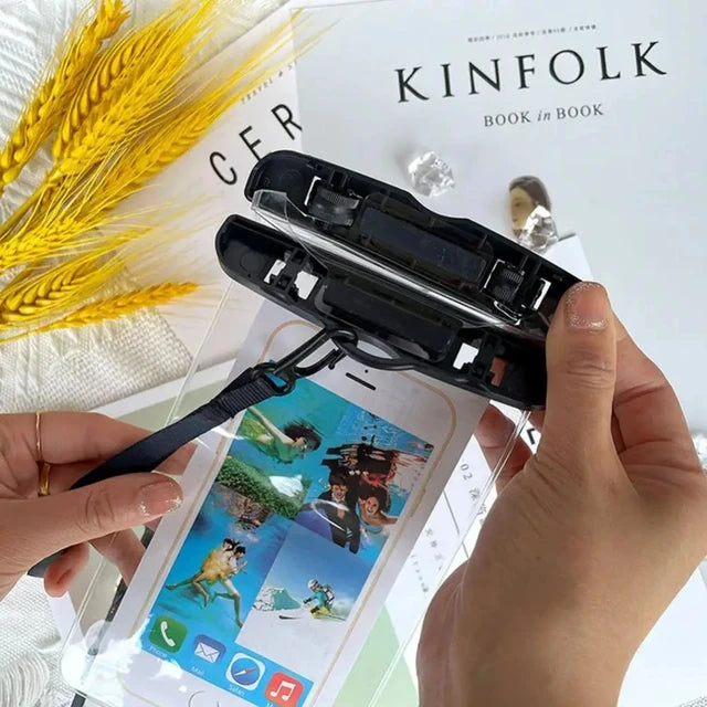 Pochette étanche noire pour smartphone. Gros plan sur le système de fermeture qui garanti une parfaite étanchéité 
