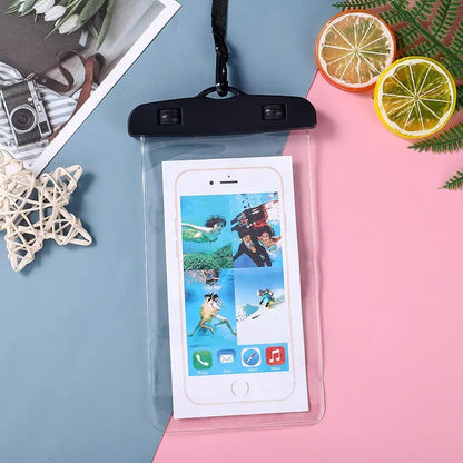 Pochette étanche noire pour smartphone. Transparente, baignez vous avec votre GSM, téléphone, smartphone. L'image la pochette est poser sur un décors de vacances