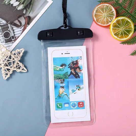 Pochette étanche noire pour smartphone. Transparente, baignez vous avec votre GSM, téléphone, smartphone. L'image la pochette est poser sur un décors de vacances
