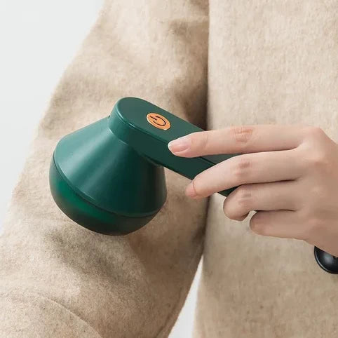 Rase bouloches. Gros plan sur la démonstration sur la manche d'un pull en laine beige