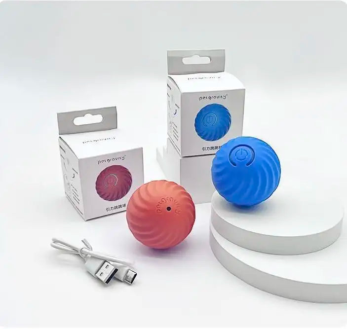 La balle interactive rebondissante bleue et la rouge devant leurs boites et le petit câble usb c