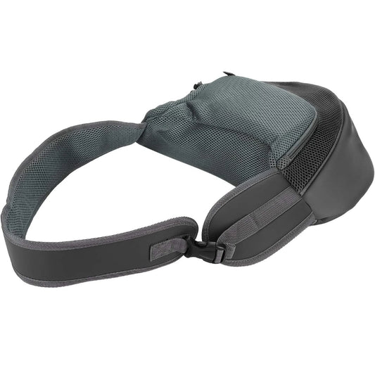 Sac de transport pour animaux en bandoulière en gros plan sur fond blanc. Gris