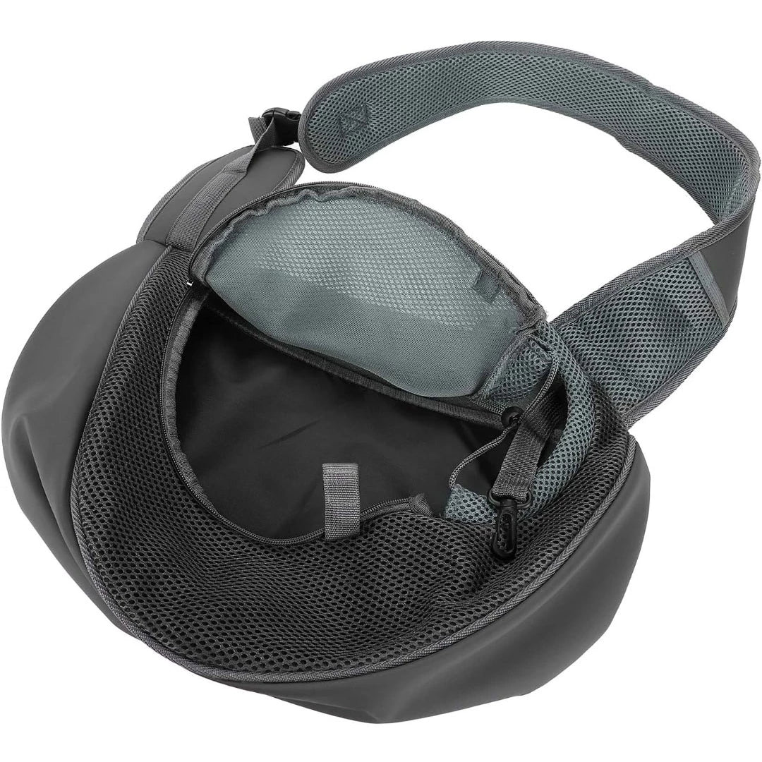 Sac de transport pour animaux en bandoulière. Le sac de couleur gris ouvert, vide et en gros plan