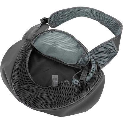 Sac de transport pour animaux en bandoulière. Le sac de couleur gris ouvert, vide et en gros plan