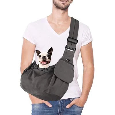 Sac de transport pour animaux en bandoulière. Elle est porter par un homme avec un bulldog dedans