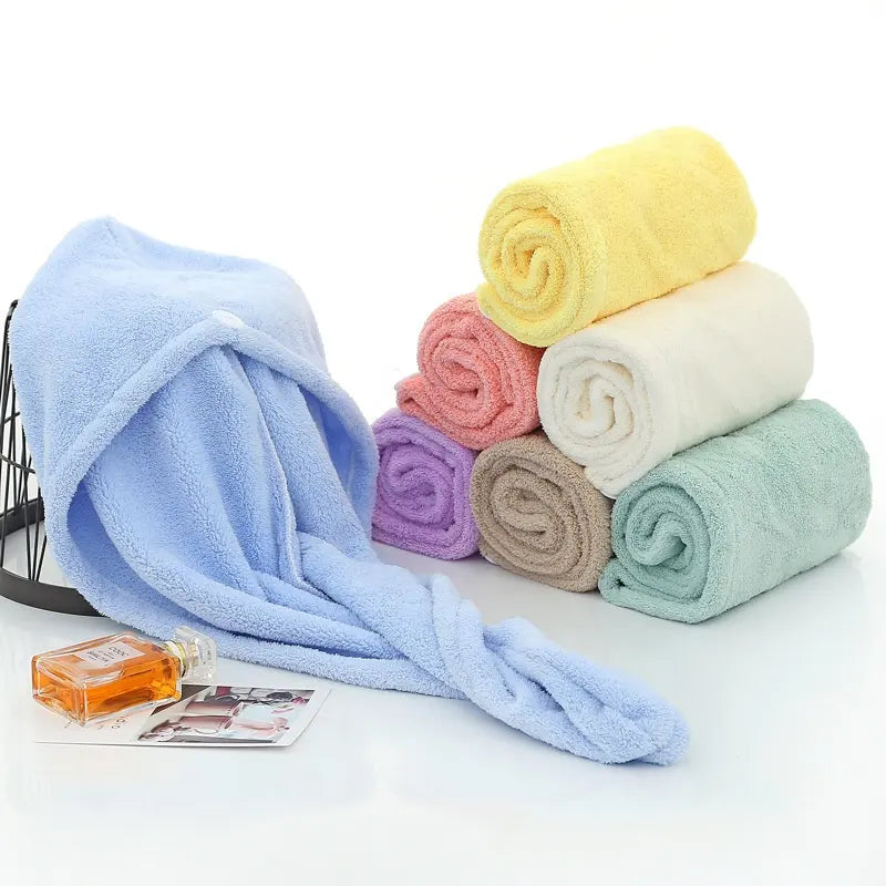 Serviette de séchage des cheveux bleue et pliées une jaune, une saumon, une beige, une mauve, une marron et une verte