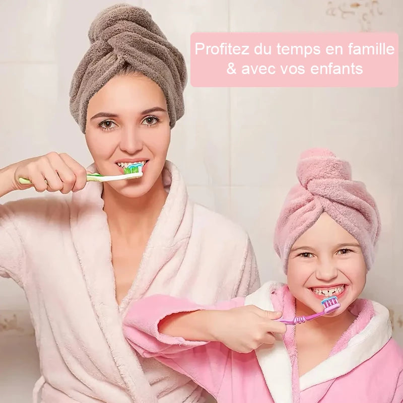 Serviette de séchage des cheveux. Profitez du temps en famille et avec vos enfants. Mère et fille qui se lave les dents coiffées de la serviette