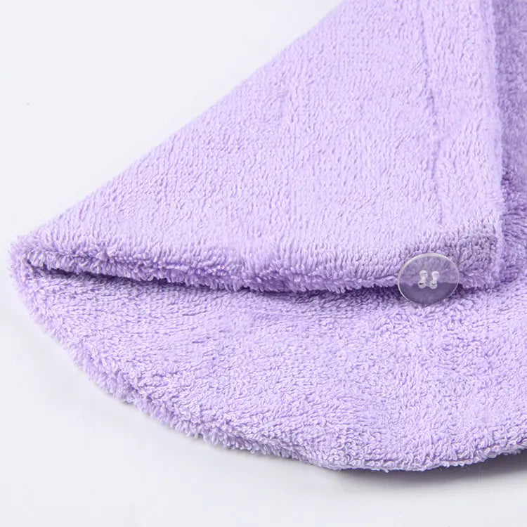 Serviette de séchage des cheveux. Zoom sur serviette mauve et son bouton