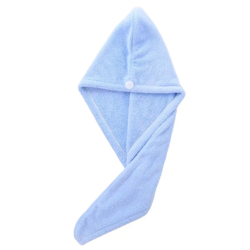 Serviette de séchage des cheveux. Une serviette bleue étalée on voit bien la forme de la capuche et le bouton
