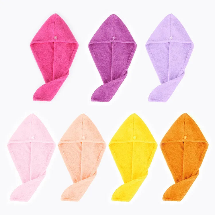 Serviette de séchage des cheveux. 7 serviettes de toutes les couleurs étalées. On voit bien la forme de la capuche et le bouton