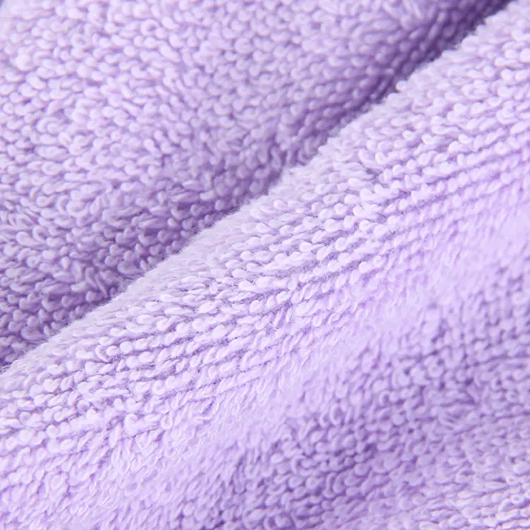 Serviette de séchage des cheveux. Gros plan sur serviette mauve