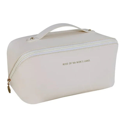 Trousse cosmétique de voyage. La blanche fermée en gros plan sur fond blanc