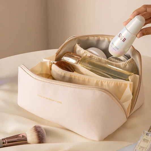 Personne qui range un déodorant dans la trousse cosmétique rose