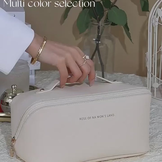 Trousse cosmétique de voyage. La vidéo de démonstration