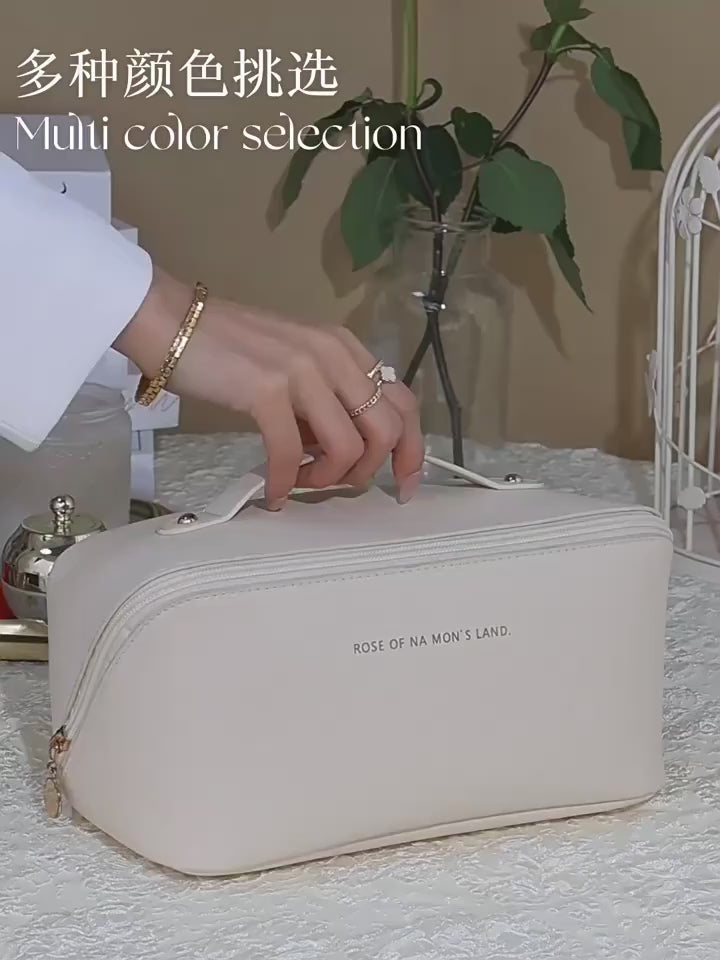 Trousse cosmétique de voyage. La vidéo de démonstration